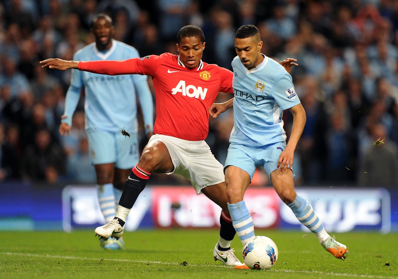 Antonio Valencia kamppailee Gaël Clichyä vastaan Manchesterin Derbyssä