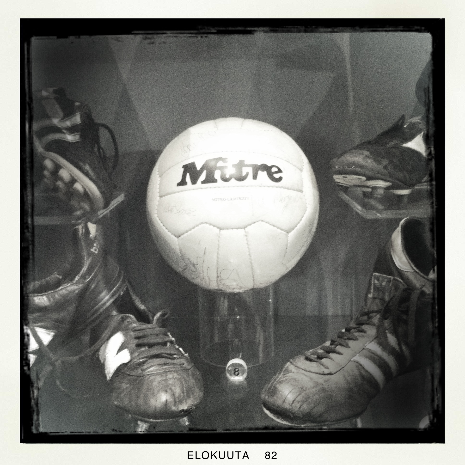 Vanhoja jalkapallovälineitä museossa