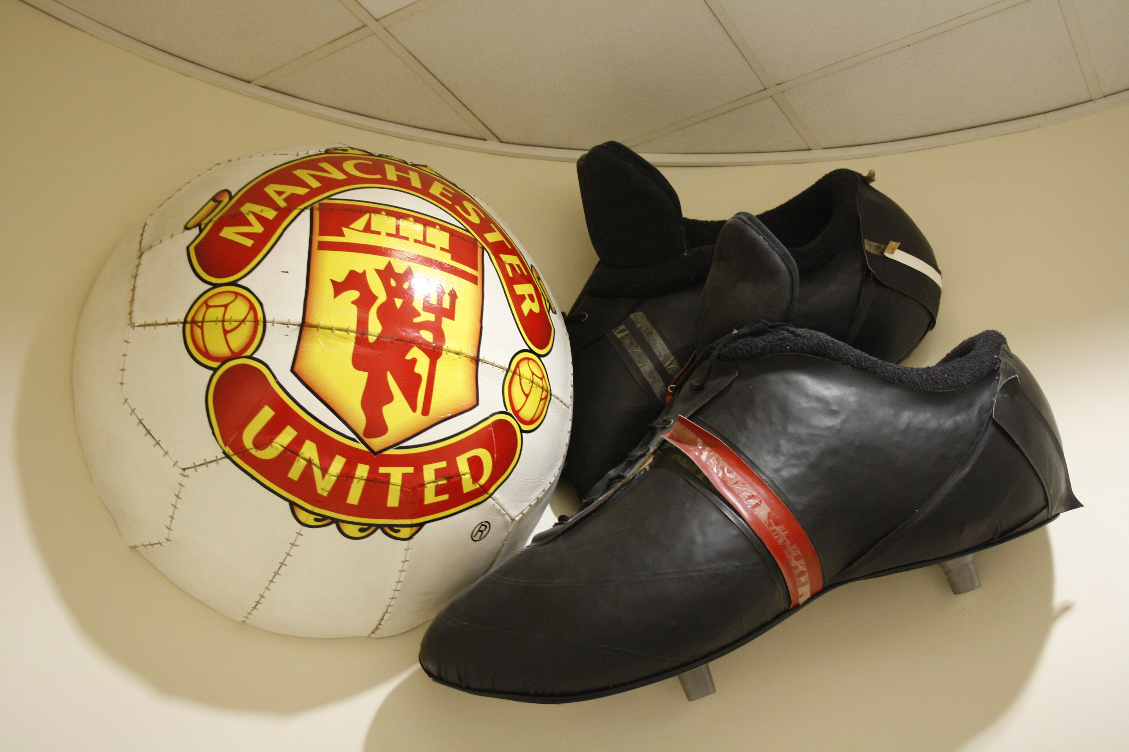 Esihistorialliset pallo ja pelikengät