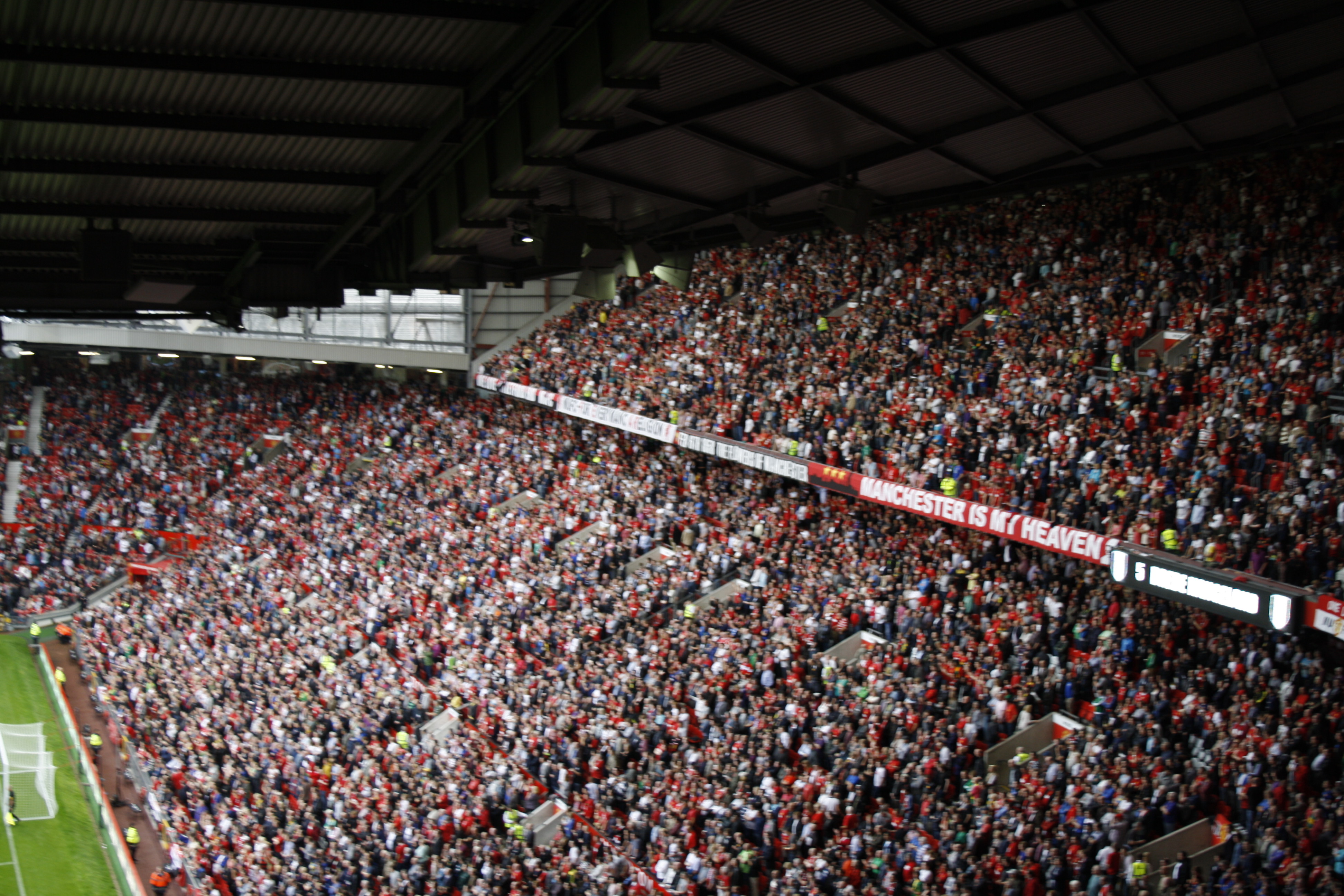 Päätykatsomo täynnä Old Traffordilla