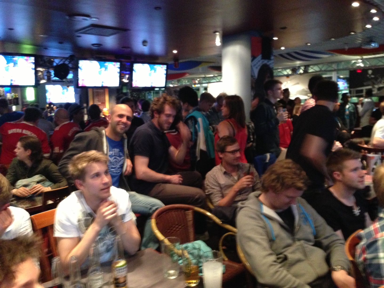 Valioliiga.comin päätöstapahtuma vuonna 2013 sporttibaari Elmossa